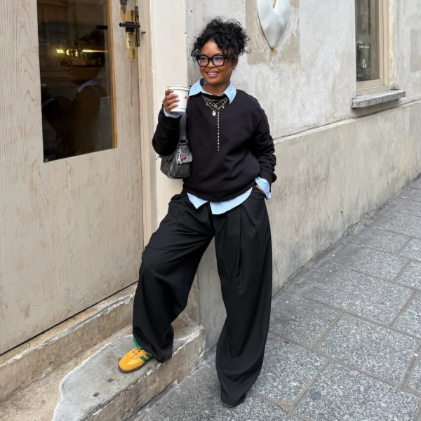 Seu guia de como usar calça pantalona com tênis como uma fashionista