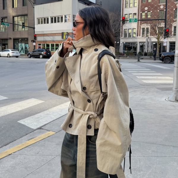 7 ideias de look para usar trench coat cropped: a peça desejo da estação