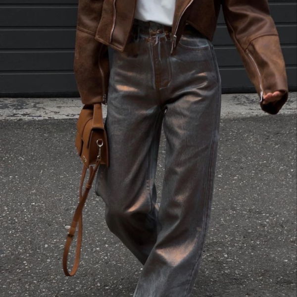 A calça resinada é a próxima aposta das fashionistas para o outono