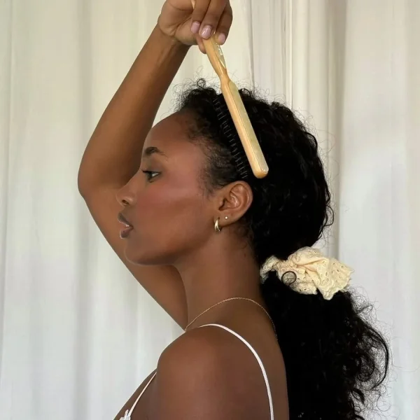 Qual é a melhor escova para cabelo cacheado? Conheça opções para testar