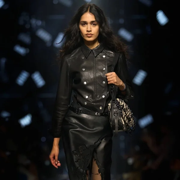 Jeans, couro e party girls: o inverno 2026 de Isabel Marant na Paris Fashion Week