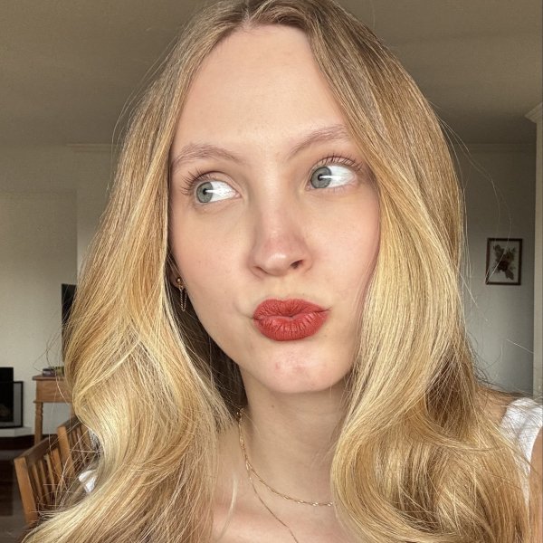 Testei o lápis labial da NARS e fiquei obcecada pela fixação