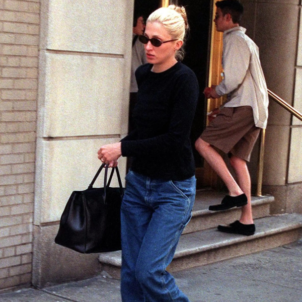 Esses looks da Carolyn Bessette são tão atemporais que funcionariam hoje