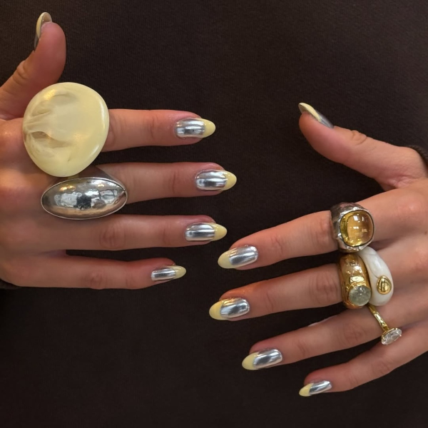 Unhas cromadas: 8 inspirações com a nail art favorita do momento