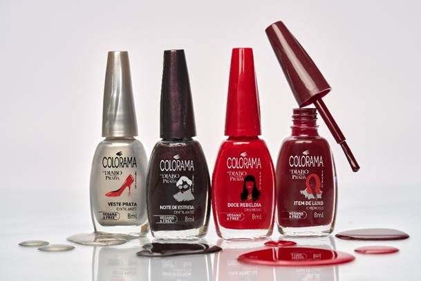 Coleção inspirada em O Diabo Veste Prada com esmaltes cinza, preto, vermelho e vinho sobre fundo claro.