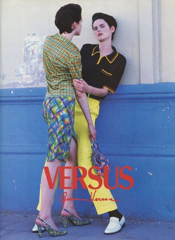 Modelos posam com peças Versace em mix de estampas e cores vibrantes, combinando texturas leves e cortes ajustados que