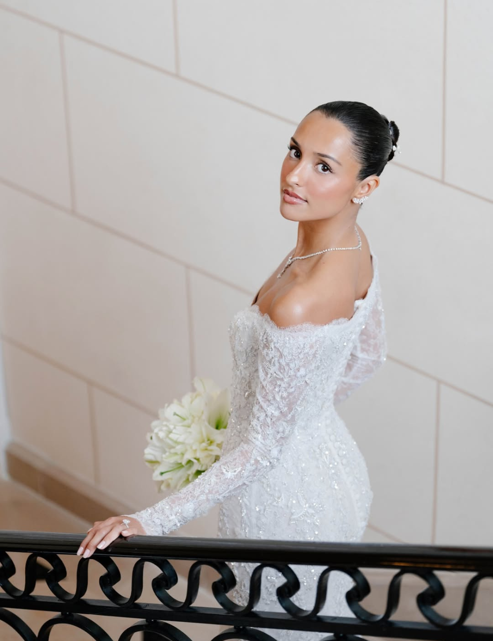 Vestido de noiva da Alexandra Saint Mleux com modelagem ombro a ombro, renda delicada e bordados brilhantes em tom branco.