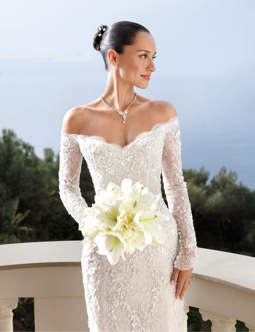 Vestido de noiva da Alexandra Saint Mleux com modelagem ombro a ombro, renda delicada e bordados florais.