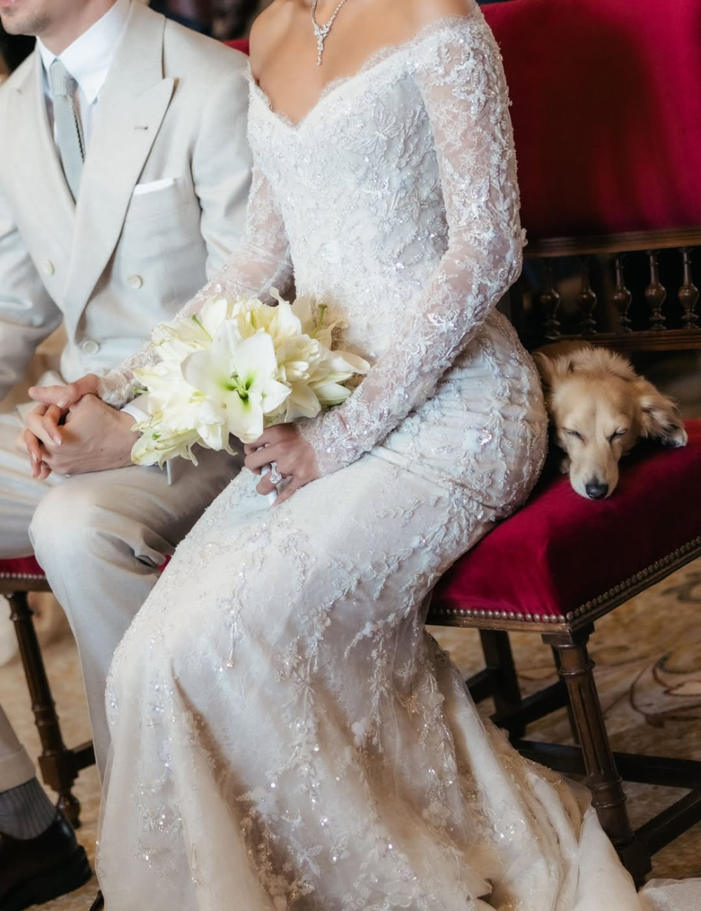 Vestido de noiva da Alexandra Saint Mleux com renda delicada, mangas longas, bordados florais e caimento elegante.