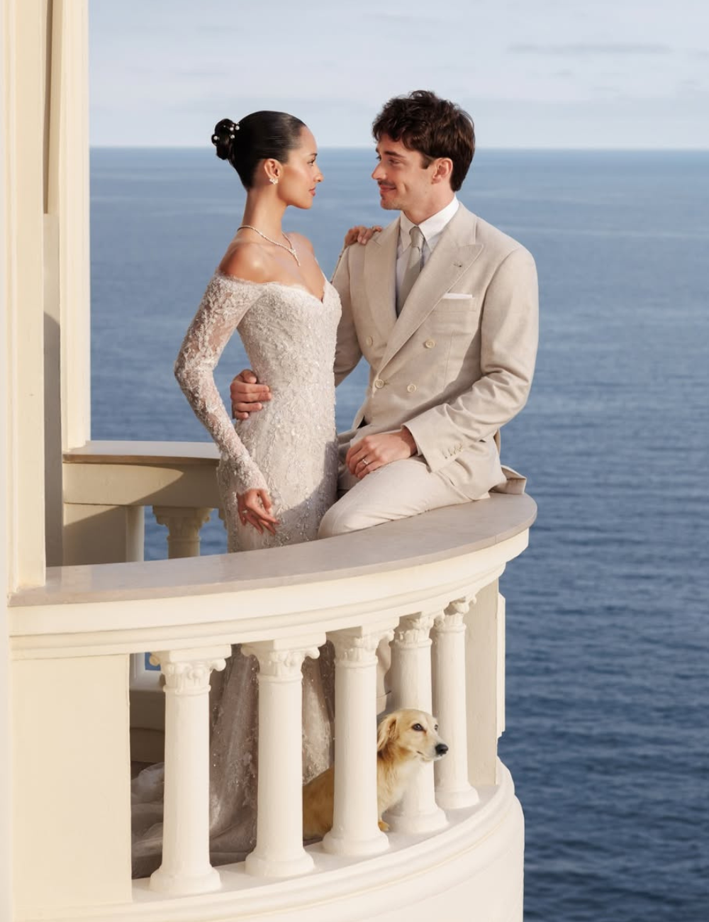 Modelo posa com vestido de noiva da Alexandra Saint Mleux em renda off-white, decote ombro a ombro e silhueta ajustada.