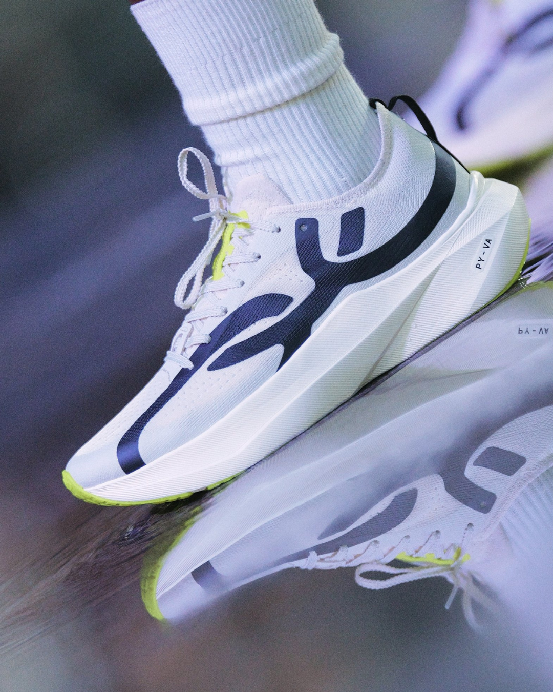 Corre 5 branco e preto com mesh, solado robusto e detalhe verde-limão em close esportivo.