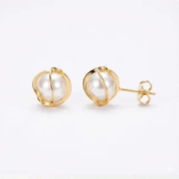 Brinco Feminino Pequeno Pérola Clássico Dourado Folheado em Ouro 18k Hipoal