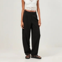 calça preta alfaiataria barrel