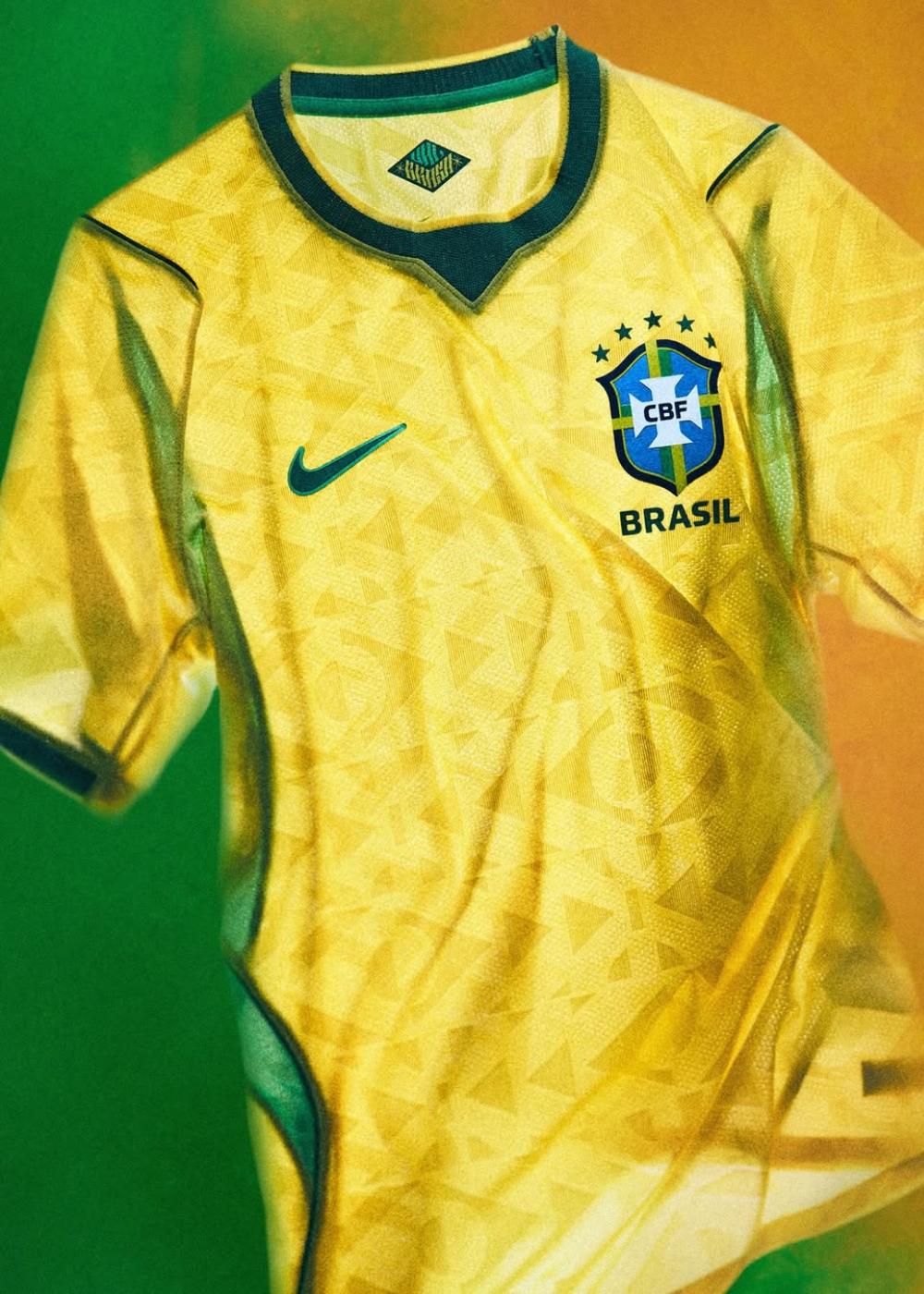 Camisas do Brasil em amarelo com gola verde e textura geométrica, em destaque vibrante.