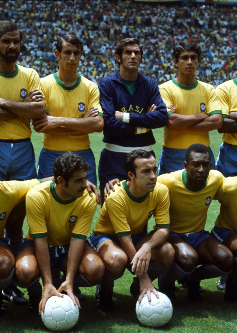 Jogadores posam com camisas do Brasil amarelas de gola verde e shorts azuis no gramado, em clima solene.