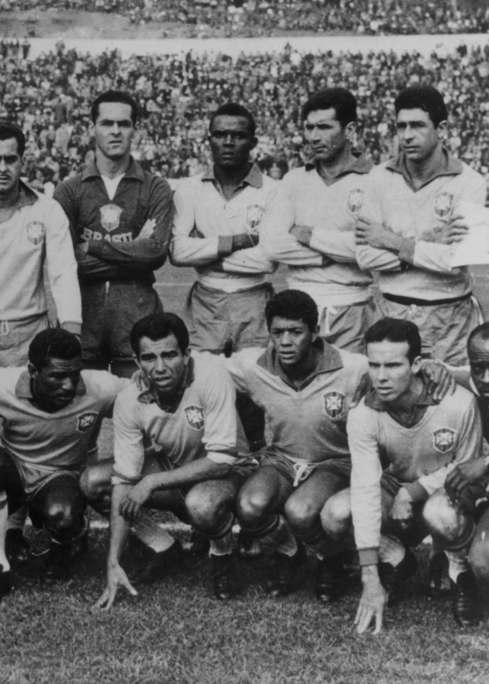 Camisas do Brasil em foto histórica preto e branco, time posa em campo com uniformes de manga longa e escudo no peito.