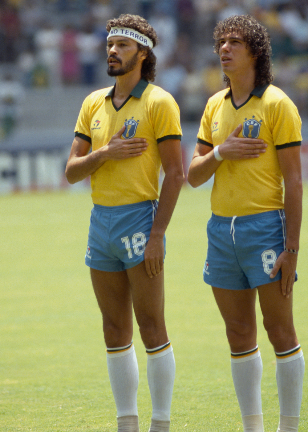 Camisas do Brasil amarelas com gola verde e shorts azuis em campo; jogadores posam solenes. Texto: NO TERROR