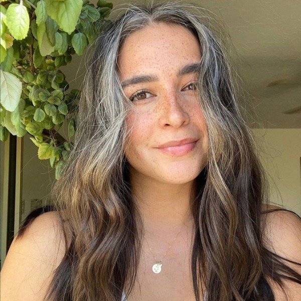 Cabelo branco aos 25: te contamos o motivo por trás do fenômeno