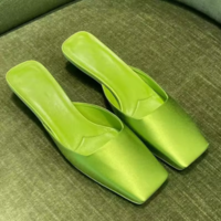 Chinelos de cetim de seda verde para mulheres, simples sandálias glamorosas