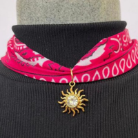 Choker Lumiar- Choker Bandana com Pingente de Sol Brilhoso (Várias Opcões)