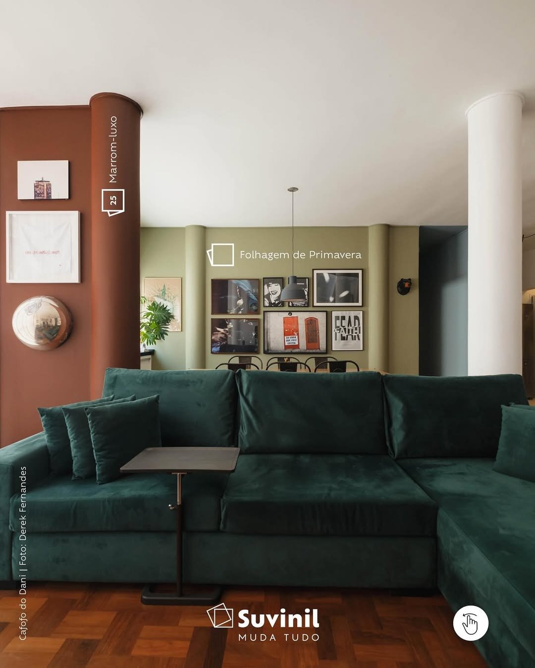 Como escolher cores para parede em sala com sofá verde aveludado, paredes terracota e oliva.