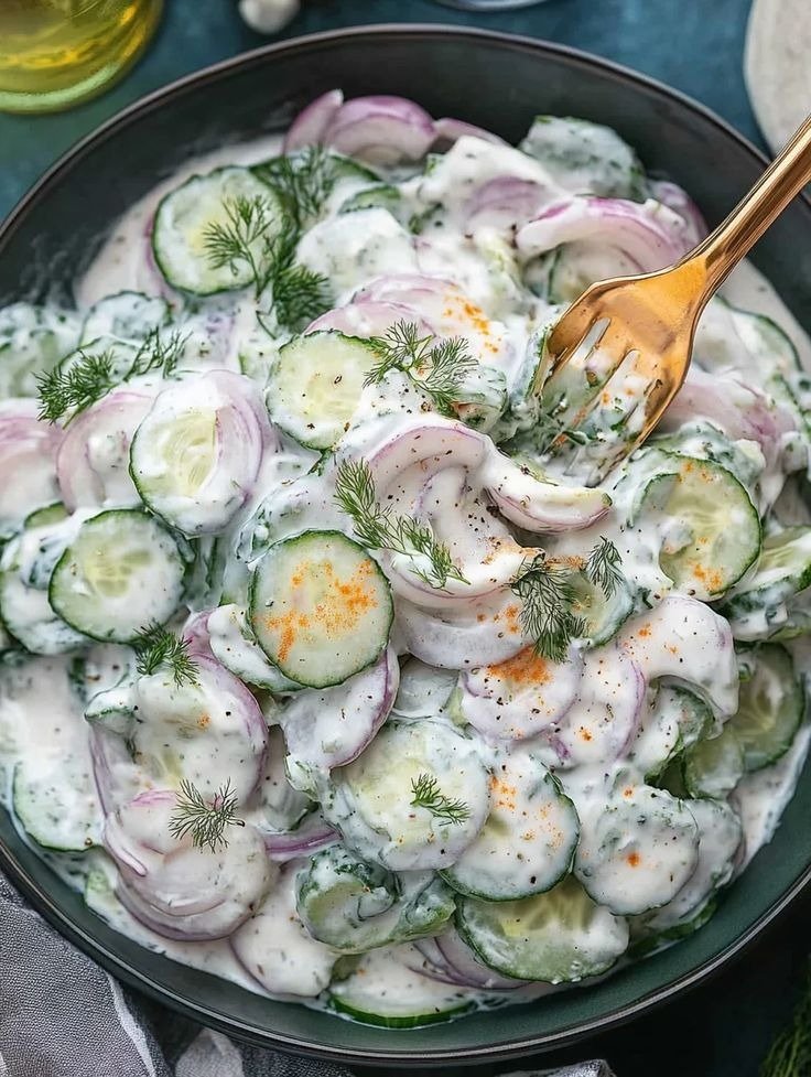 Receitas com iogurte em salada cremosa de pepino e cebola roxa, com endro, tons verde e branco e clima fresco acolhedor