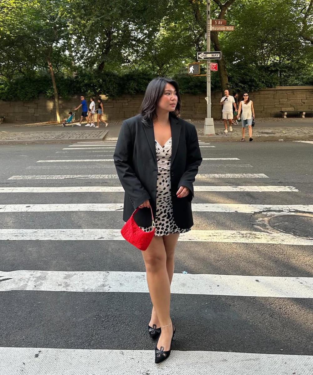 Looks com scarpin: modelo posa na faixa com blazer preto, vestido estampado e bolsa vermelha. Texto: 5 AV Museum Mile ONE WAY