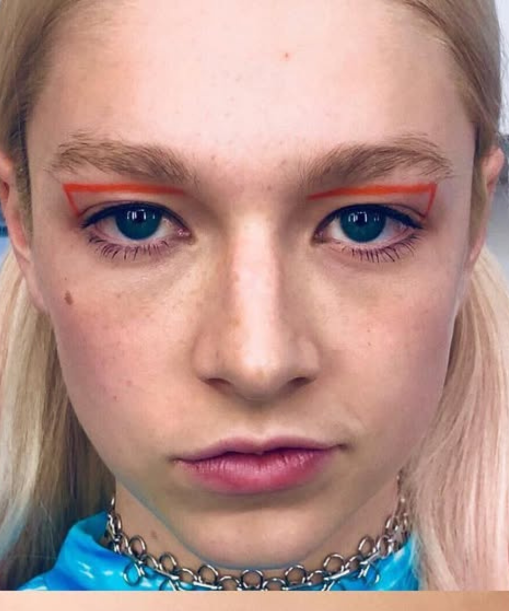 Maquiagens de Euphoria: a personagem Jules (Hunter Schaffer) usa delineado gráfico laranja.