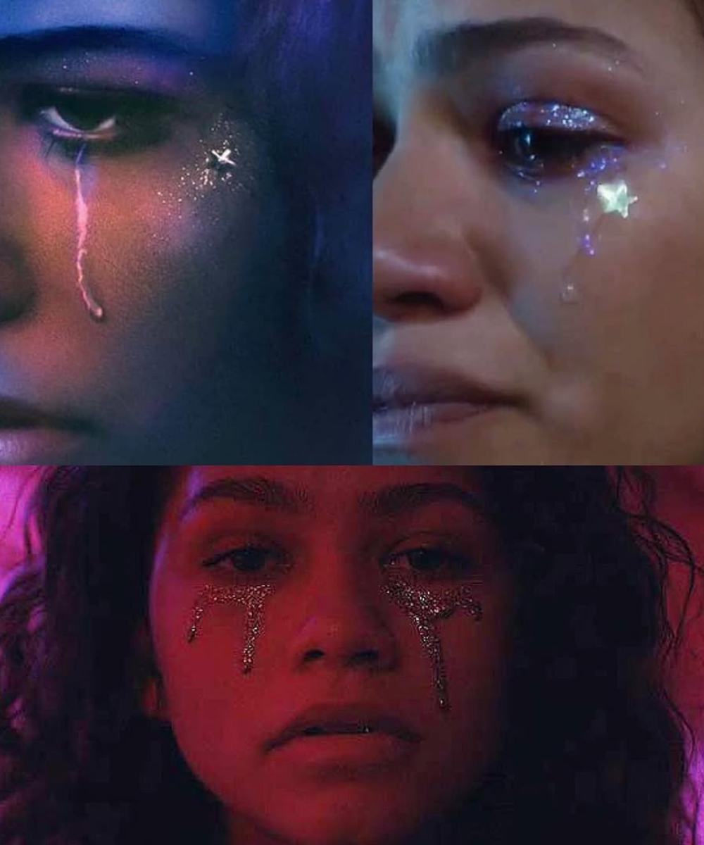 Maquiagens de euphoria com glitter lilás e lágrimas brilhantes em close, sob luz neon rosa e azul, em clima melancólico