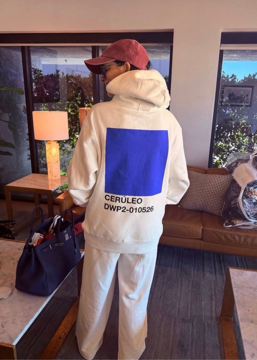 Method dressing com moletom off-white amplo e calça reta; modelo posa casual.