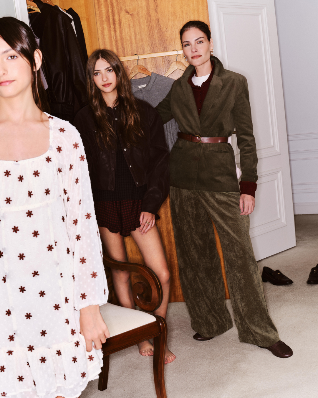 Moda e maternidade em looks terrosos: modelo posa com blazer e calça amplos, jovem usa jaqueta, clima acolhedor.