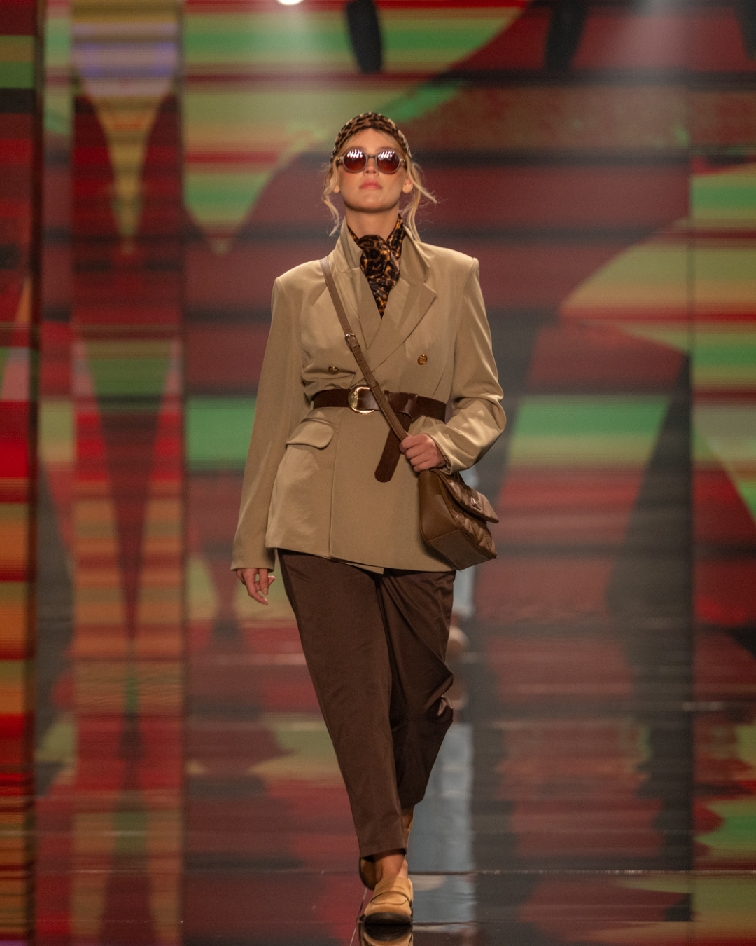 Modelo posa na passarela com blazer e calça marrom com cores e estampas tendência do outono inverno 2026