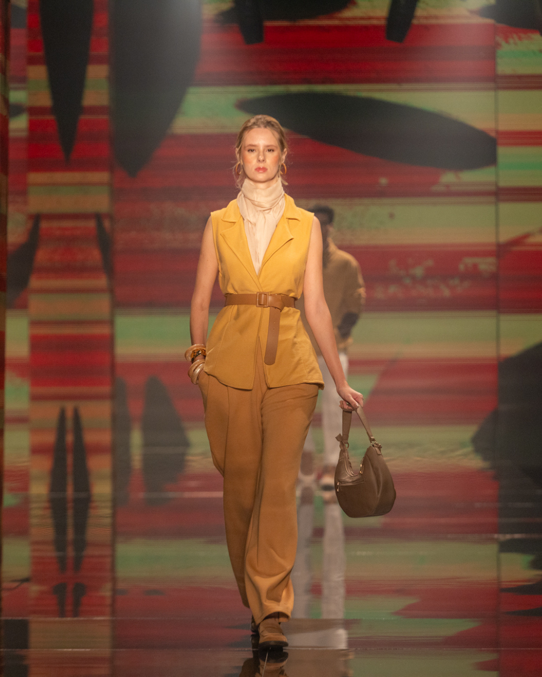 Modelo posa na passarela com alfaiataria - cores e estampas tendência do outono inverno 2026