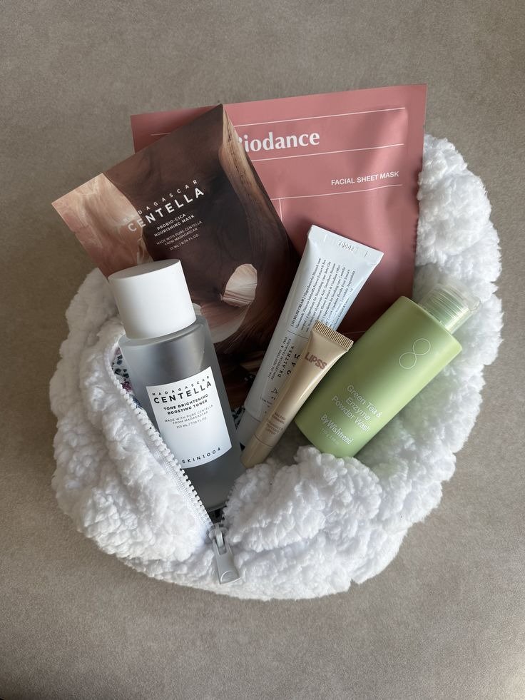 Ácido mandélico para que serve em nécessaire felpuda branca com skincare neutro. Texto: centella biodance LIPSOIL SKIN1004