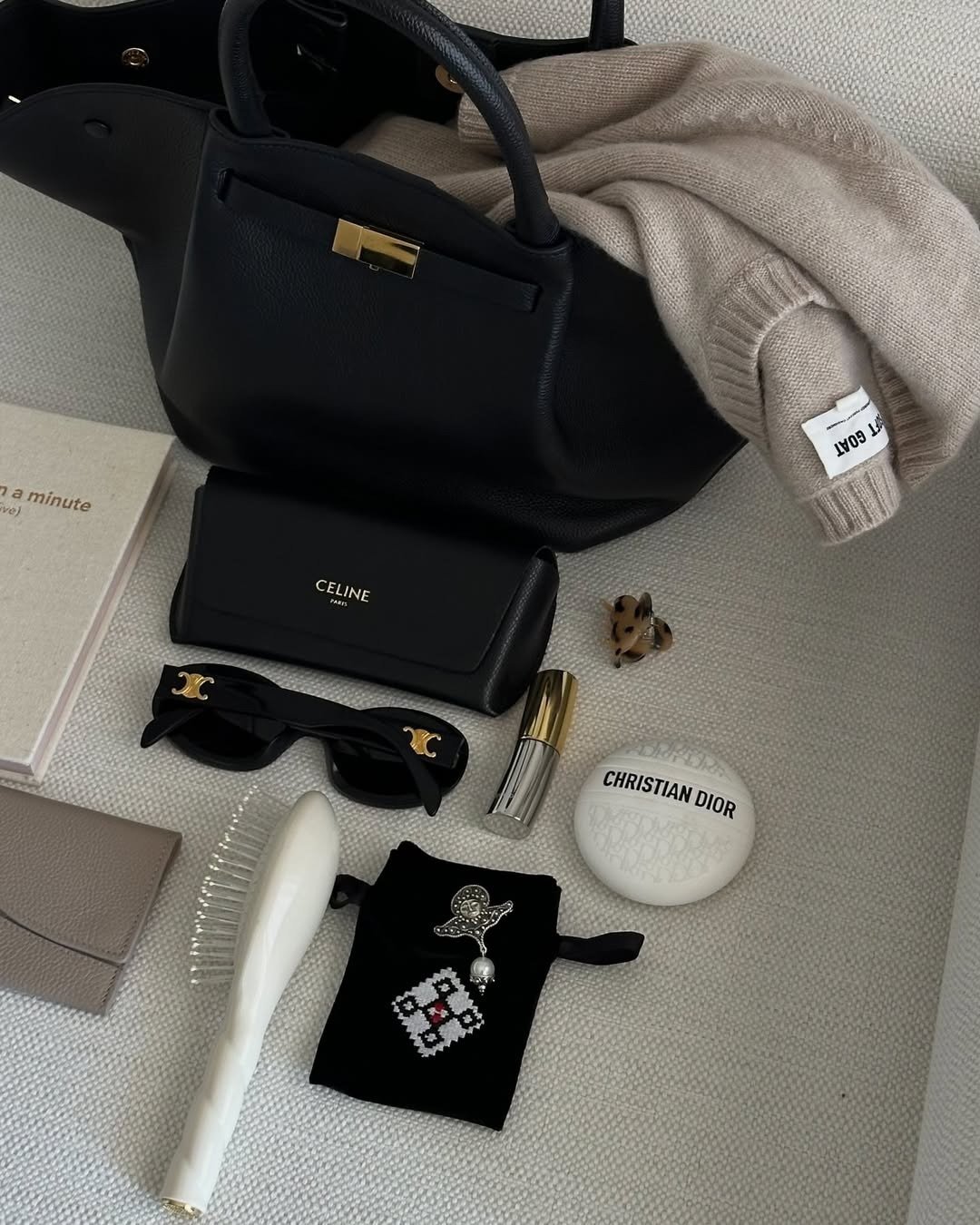 Looks estilosos para a variação de temperatura no outono com tricô bege, bolsa preta e acessórios sofisticados.