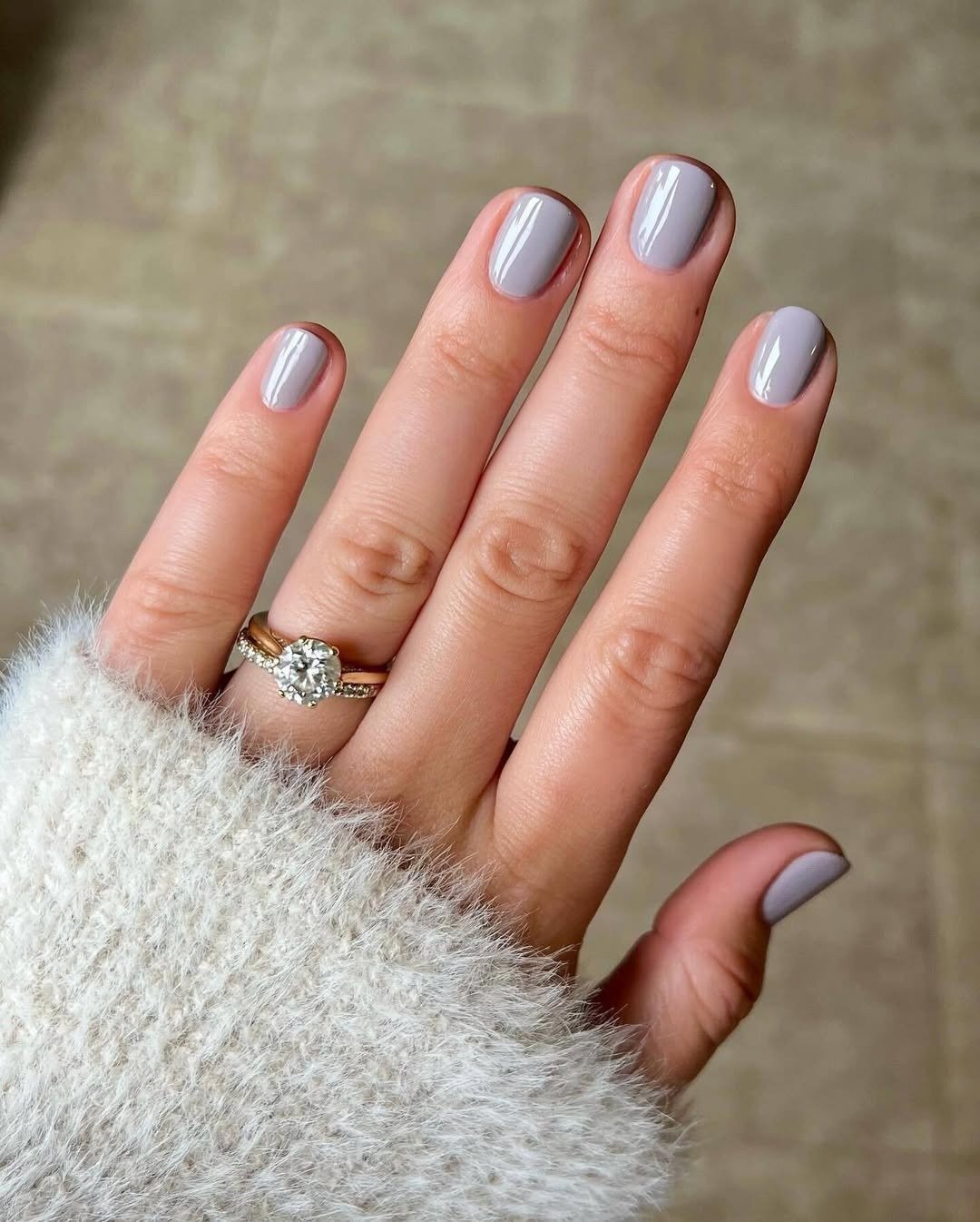 Unhas para madrinha de casamento em cinza-claro brilhante, curtas e elegantes, com anel dourado e tricô felpudo suave