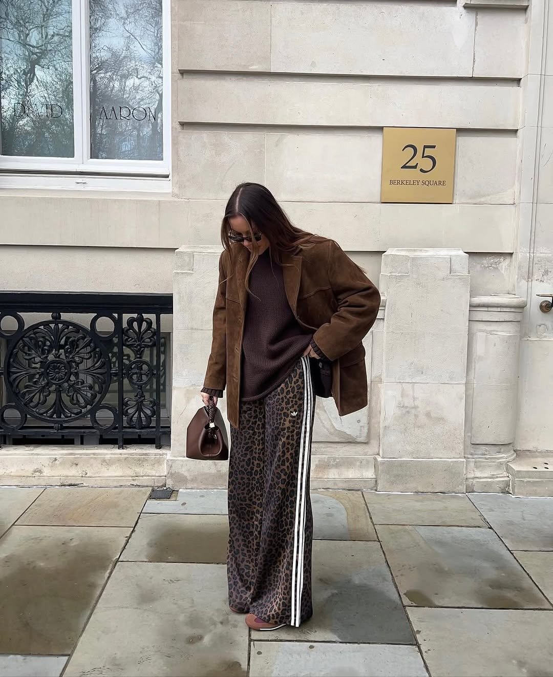 Looks estilosos para a variação de temperatura no outono com blazer camurça, tricô marrom e calça animal print.