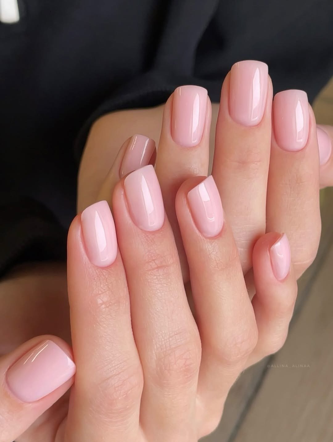 Unhas para madrinha de casamento em rosa-claro leitoso, formato quadrado e brilho suave, com elegância delicada.