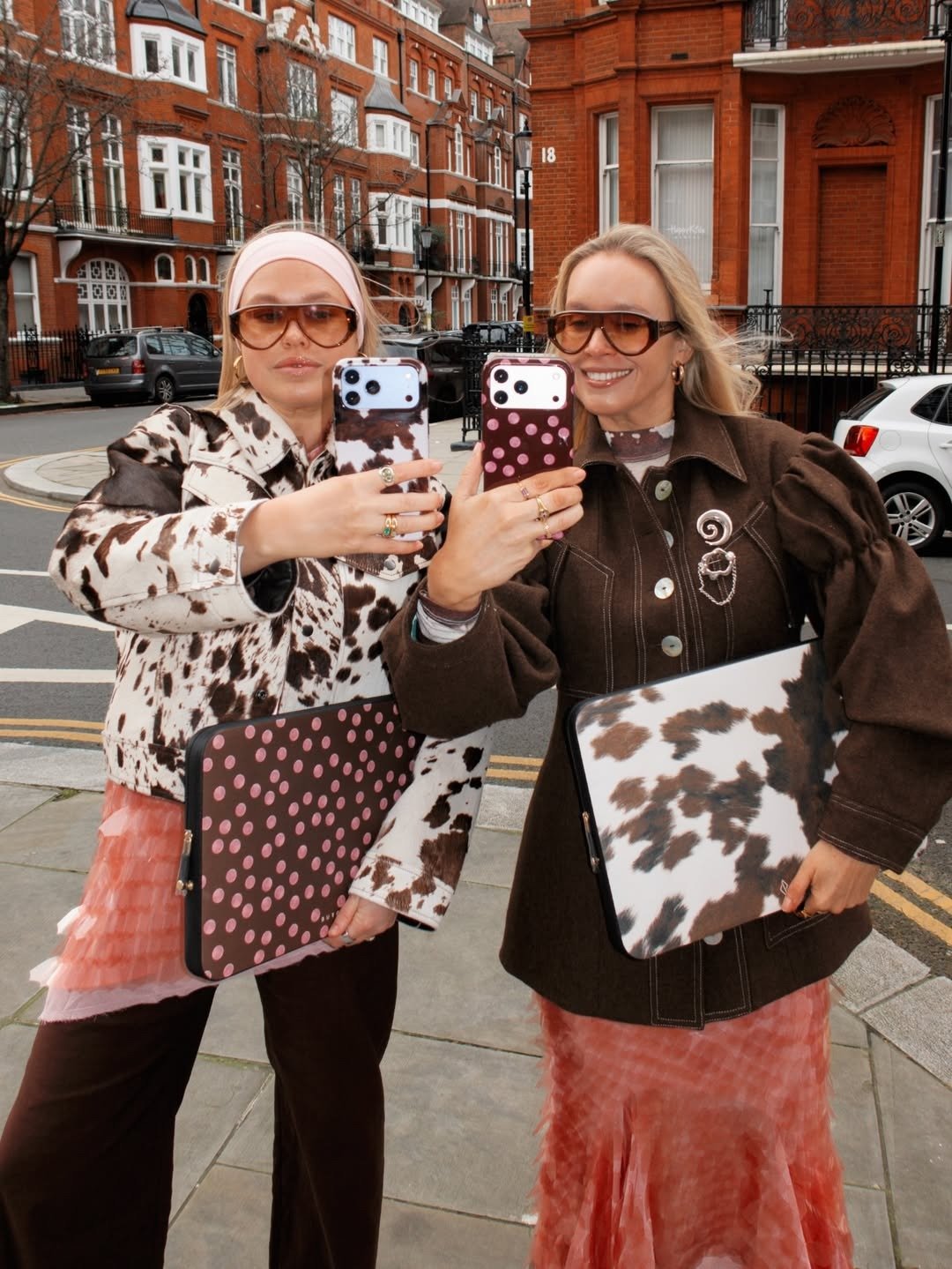 Looks para explorar a criatividade: modelos posam com animal print, tule rosa e marrom em rua urbana elegante e leve