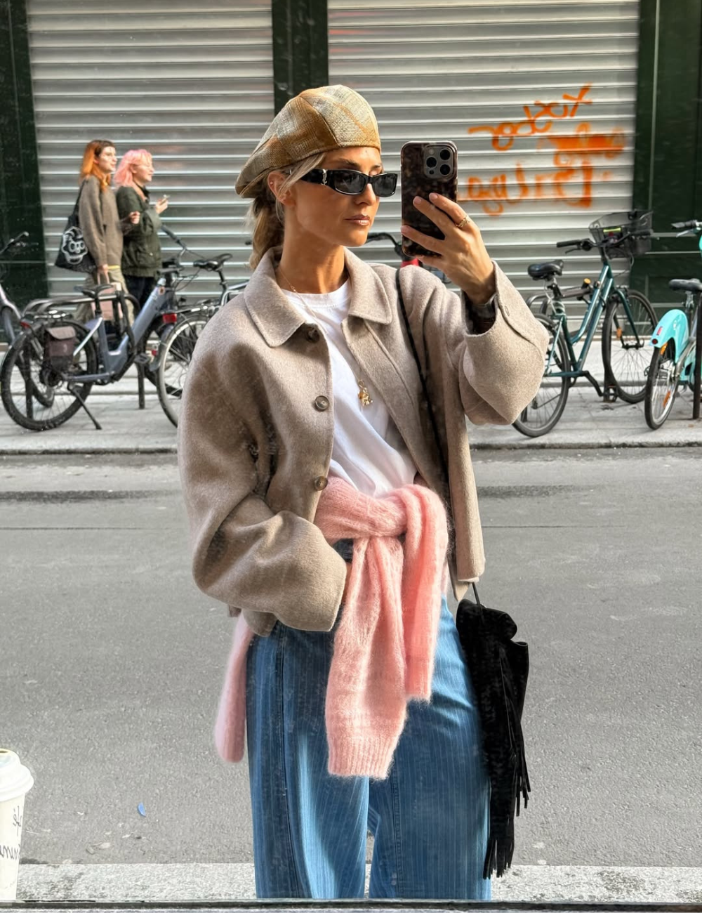 Tendência clássica: modelo posa em look bege, branco e azul com boina, casaco amplo e jeans; Texto: object oulrej?