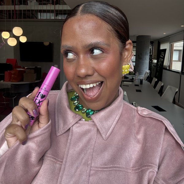 A máscara de cílios da Essence custa menos de R$30 e é a melhor que já usei