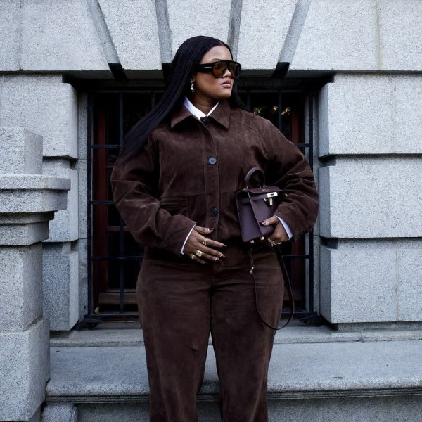 Essas são as inspirações de looks com calça marrom que você estava procurando