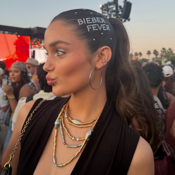Strass no cabelo: o detalhe tendência dos penteados do coachella 2026