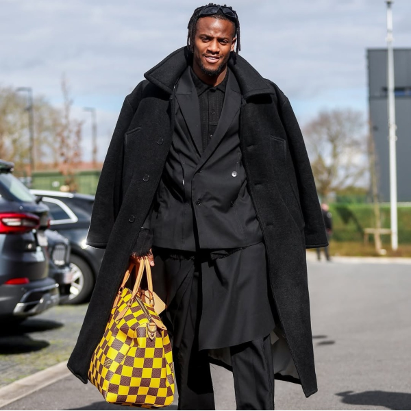Quem é Michy Batshuayi, o jogador belga que se supera nos looks