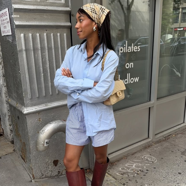 7 looks com camisa azul feminina para você se inspirar este ano