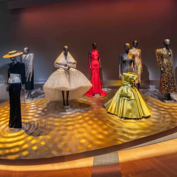 Tudo sobre a exposição da Schiaparelli “Fashion Becomes Art”