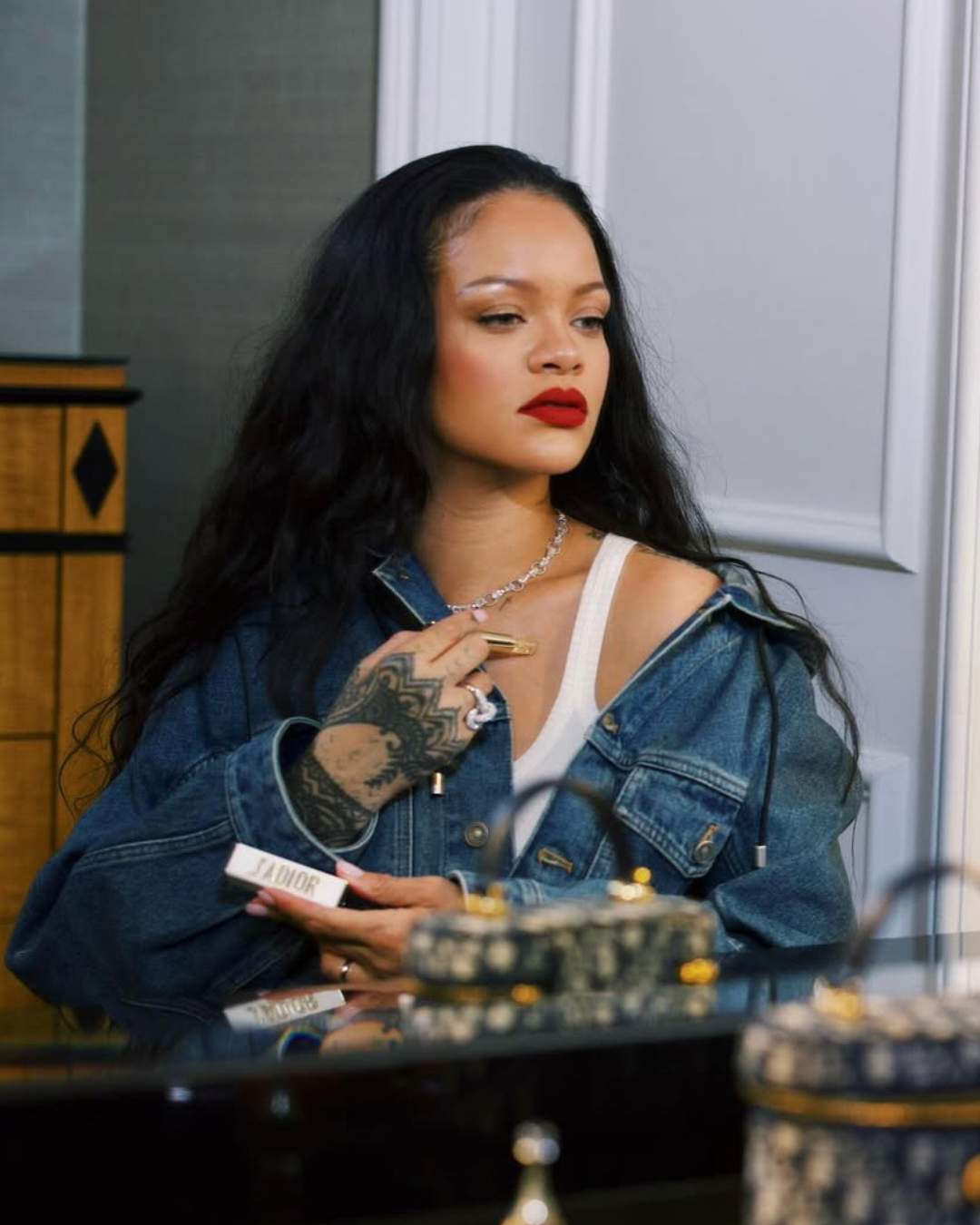 7 cores de batom vermelho que combinam com qualquer tom de pele : Rihanna com cores de batom vermelho
