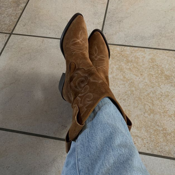 Como usar a tendência das botas country de maneira atemporal