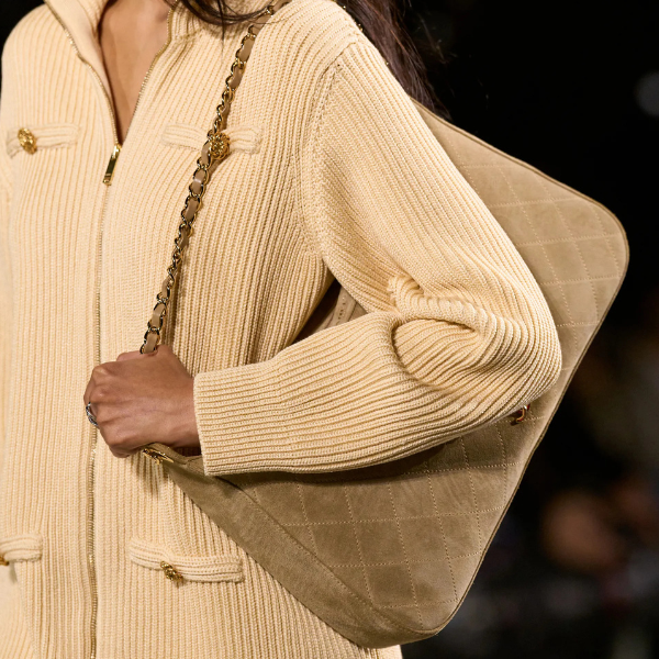 A bolsa de camurça é a tendência mais elegante do inverno 2026
