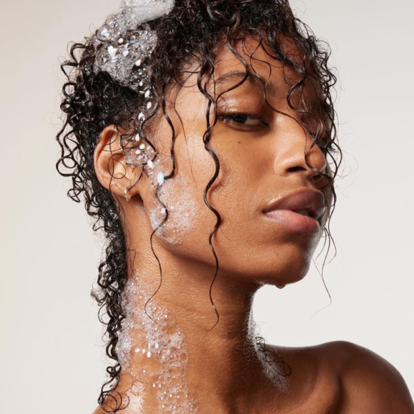O melhor shampoo para cabelos cacheados com efeito hidratante